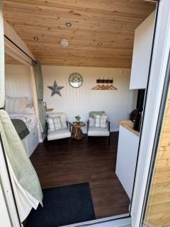 Luxury shepherd hut with hot tub & sea views - 9