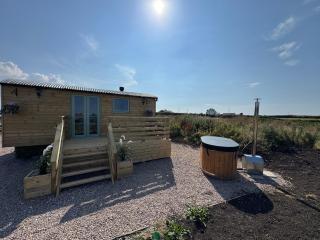 Luxury shepherd hut with hot tub & sea views - 5