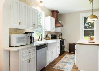 Peaceful 4 Bed Historic Farmhouse in Lancaster Min to Hocking hills! Sleeps 10 - 4