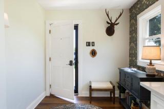 Peaceful 4 Bed Historic Farmhouse in Lancaster Min to Hocking hills! Sleeps 10 - 6