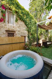 Alberta Home - Rustic Chalet with Jacuzzi - 0
