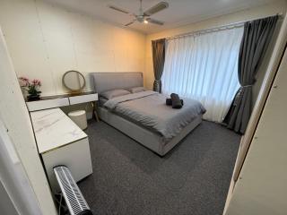 Newly Renovated Stylish Home 3 Queen Beds Netflix Gaming TV - 4