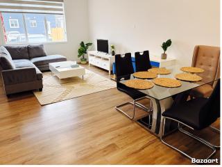 Luxury 4BR Calgary Home l Airport l Families Welcome - 3