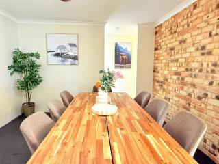 StayAU 4BR Family Retreat with Garden Near Perth - 2