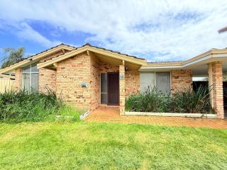 StayAU 4BR Family Retreat with Garden Near Perth - 1