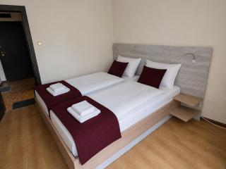 Elegant 1BR Central - 6