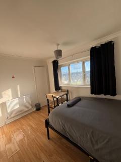 Comfy room 4 Gatwick - 6