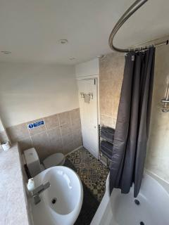 Comfy room 4 Gatwick - 3