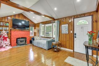 Wooded Highland Lakes Cabin Near Mountain Creek - 9