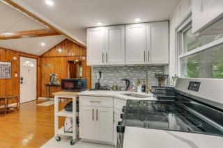 Wooded Highland Lakes Cabin Near Mountain Creek - 4
