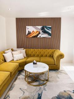 Stylish Sutton Home Sleeps 5 Free Parking - 0