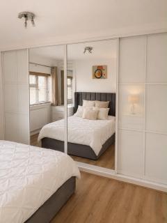 Stylish Sutton Home Sleeps 5 Free Parking - 5