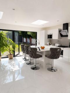Stylish Sutton Home Sleeps 5 Free Parking - 2