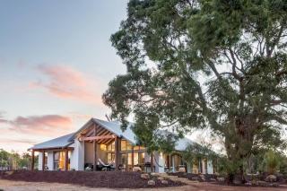 Amaroo - Luxe Hinterland Three-bedroom Farmhouse with Studio - 8