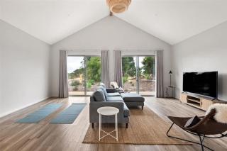 Amaroo - Luxe Hinterland Three-bedroom Farmhouse with Studio - 7