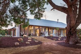 Amaroo - Luxe Hinterland Three-bedroom Farmhouse with Studio - 6