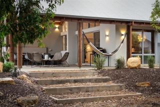 Amaroo - Luxe Hinterland Three-bedroom Farmhouse with Studio - 3