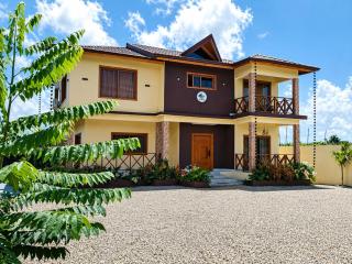 Hermosa Villa con vista a la montaña, Piscina, BBQ, Jacuzzi, Rio cerca - 2