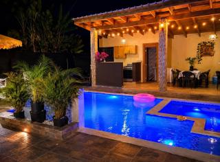 Hermosa Villa con vista a la montaña, Piscina, BBQ, Jacuzzi, Rio cerca - 4