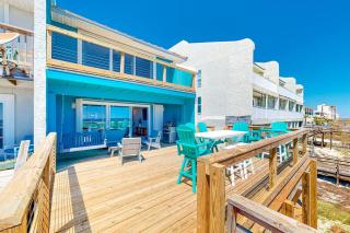 Three-Story Beachfront Gem with a Private Balcony Ocean View & Full Kitchen - 8