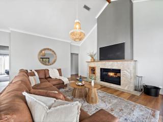 Bickley's Place - A Luxury Retreat on the Golf Green - 4
