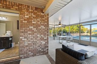 Single-level home with pool enclosed yard screened lanai grill & home office - 7