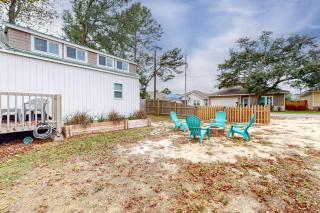 Peaceful & sun-soaked getaway with fire pit & W&D - near beaches trails & golf - 9