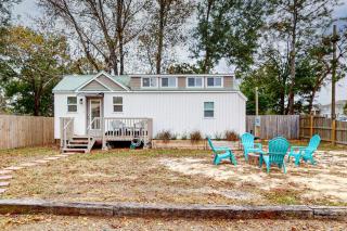 Peaceful & sun-soaked getaway with fire pit & W&D - near beaches trails & golf - 8