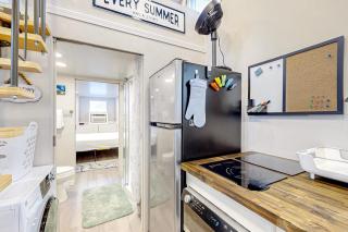 Peaceful & sun-soaked getaway with fire pit & W&D - near beaches trails & golf - 3