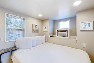 Peaceful & sun-soaked getaway with fire pit & W&D - near beaches trails & golf - 2