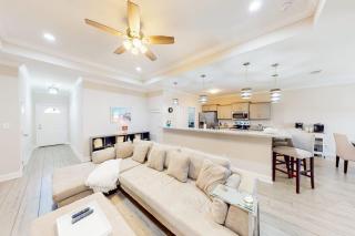 Private snowbird-friendly home with enclosed yard patio grill & washer-dryer - 0