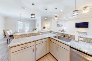 Private snowbird-friendly home with enclosed yard patio grill & washer-dryer - 4