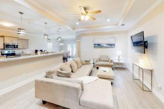Private snowbird-friendly home with enclosed yard patio grill & washer-dryer - 9