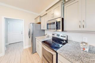 Private snowbird-friendly home with enclosed yard patio grill & washer-dryer - 5