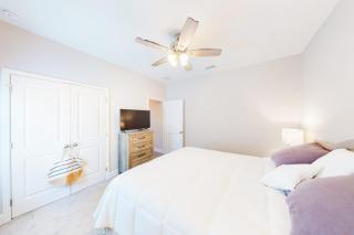 Private snowbird-friendly home with enclosed yard patio grill & washer-dryer - 2