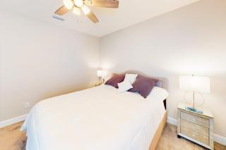 Private snowbird-friendly home with enclosed yard patio grill & washer-dryer - 1