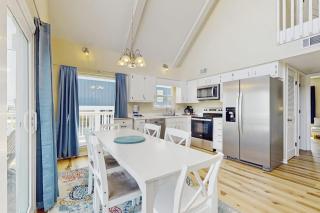 Cozy coastal home with plenty of space and close to beach - 5