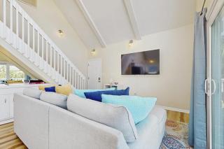 Cozy coastal home with plenty of space and close to beach - 6