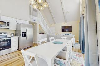 Cozy coastal home with plenty of space and close to beach - 3