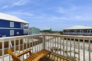 Cozy coastal home with plenty of space and close to beach - 8