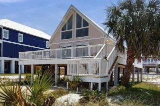 Cozy coastal home with plenty of space and close to beach - 9