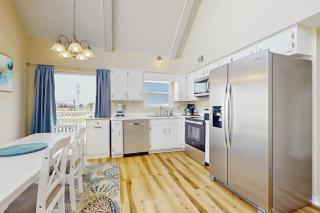 Cozy coastal home with plenty of space and close to beach - 2