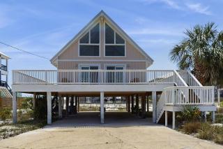 Cozy coastal home with plenty of space and close to beach - 9