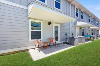 Beautiful townhouse with plenty of space full kitchen & close to beach - 0