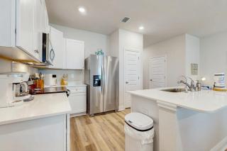 Beautiful townhouse with plenty of space full kitchen & close to beach - 3