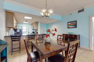 Gorgeous waterfront condo with pool fitness room & WiFi - 3