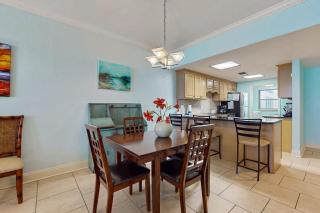 Gorgeous waterfront condo with pool fitness room & WiFi - 2