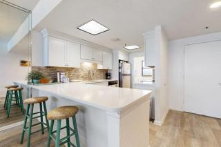 Spacious fourth-floor condo - Complimentary BEACH SERVICE - 1