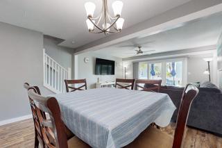 Gorgeous coastal townhome patio balcony and community HEATED pool - 8