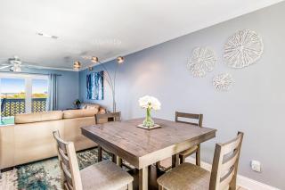 Two-story townhome near the beach with WiFi 3 balconies & HEATED pool - 7